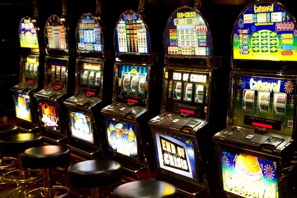 Live dealer at pengeluaran jepang No Commission Baccarat table with HD camera feed